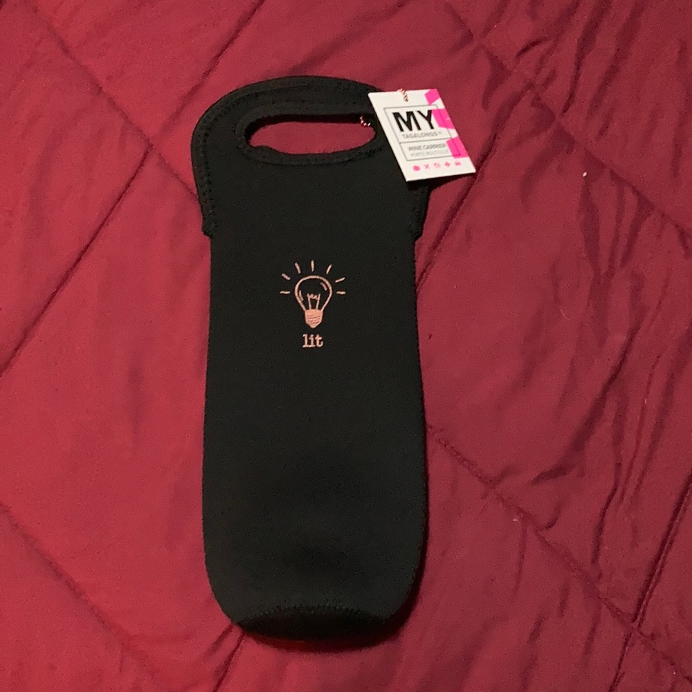 Soft black wine carrying case.